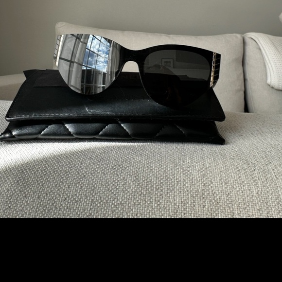 CHANEL 
Acetate Cat Eye Sunglasses 6054 Black (small scratches on lenses) - Picture 4 of 4